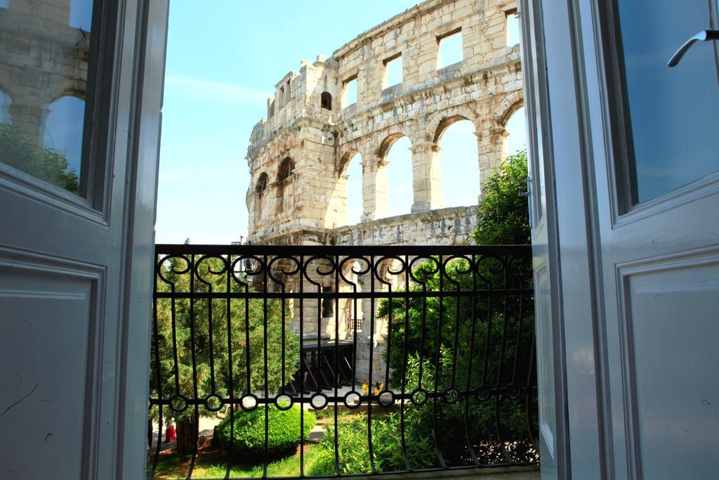 Amphitheatre Premium Apartment With Seaview Pula Exterior photo